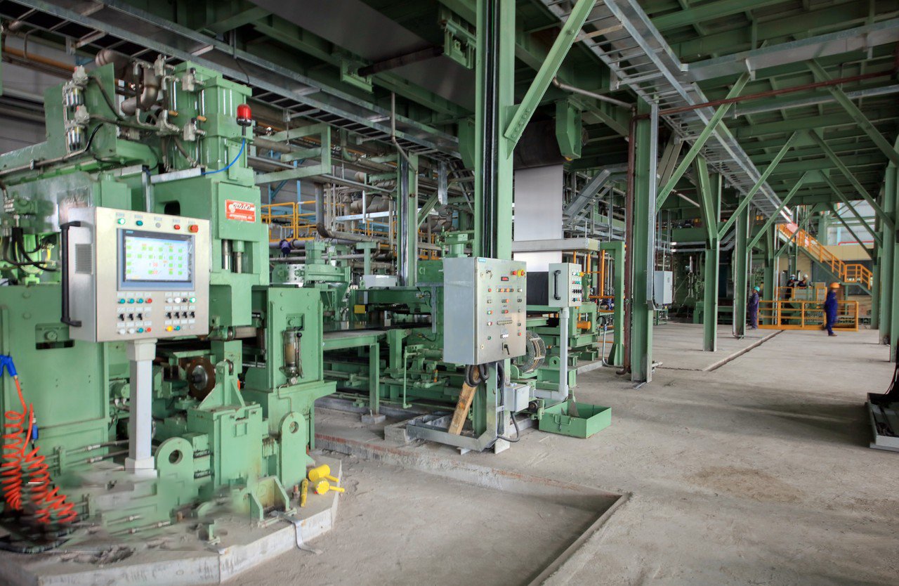 Continuous cold rolling mill operation with visible control system and stainless strip output