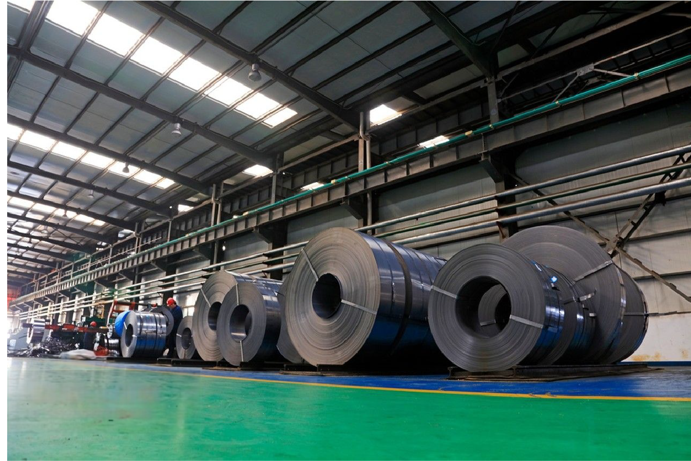 High-quality stainless steel sheets stacked on pallets inside MFY’s indoor warehouse facility