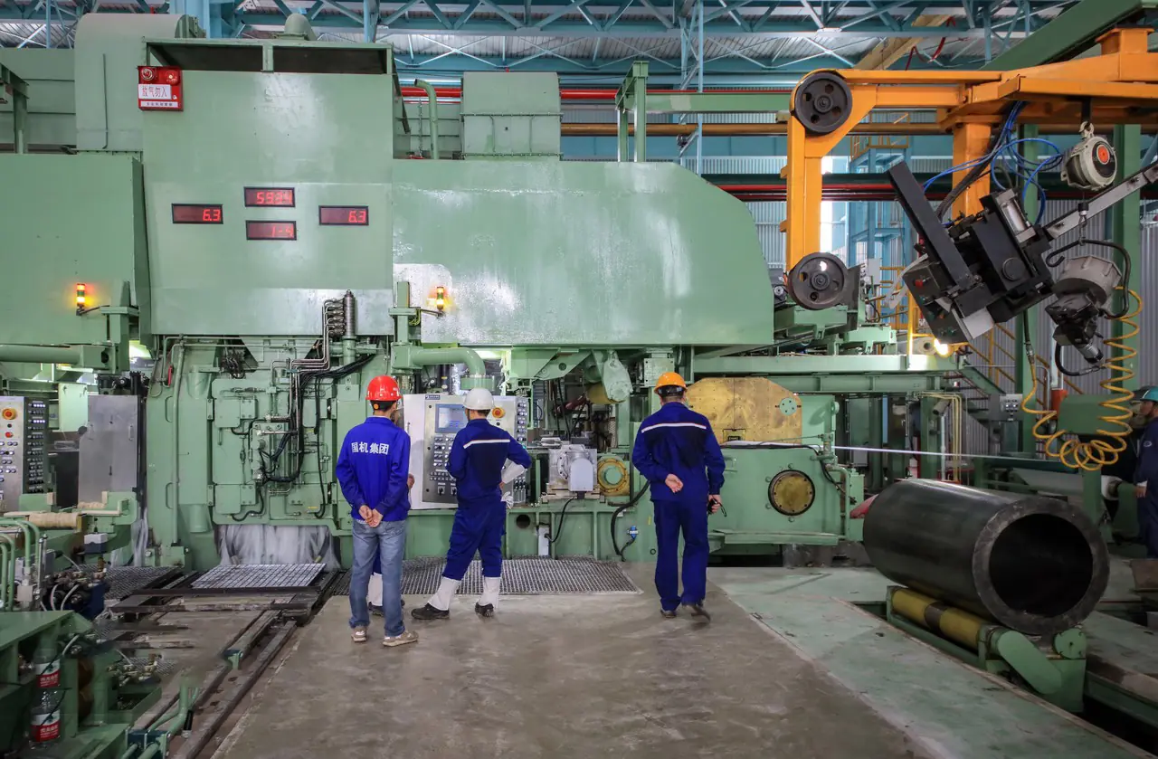 Image showing MFY's advanced stainless steel production line with skilled workers and cutting-edge machinery, highlighting industry innovation.